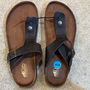 Cliffs by WHITE MOUNTAIN Faux Leather Black Thong Sandals Dark Brown Footbed-10